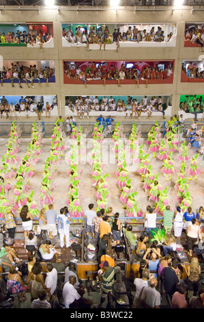 Eines der Samba-Schulen auf dem Weg entlang des Parade-Strip beim Karneval in Rio Sambadrome. Stockfoto