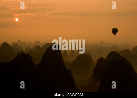 Ballon und Kalkstein Hügel bei Sonnenaufgang in Yangshuo Guangxi Stockfoto