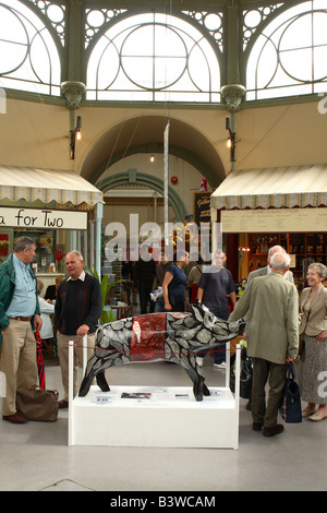 Die Guildhall in Bath England Markthalle Stände mit einem König Bladud Kunst im öffentlichen Raum Schweine auf Display-Sommer 2008 Stockfoto