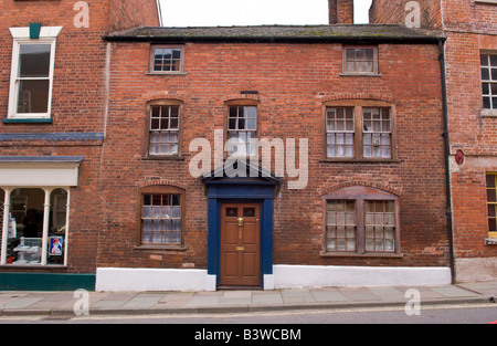 Vorderansicht eines Stadthauses in Ludlow Shropshire England UK braune Tür mit blauer Einfassung Stockfoto