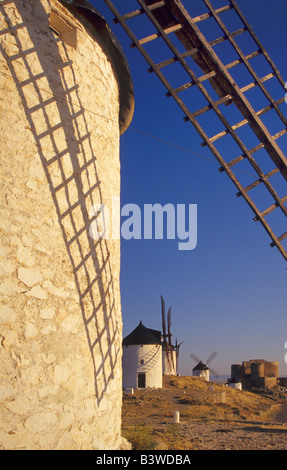 Windmühlen am Cresteria Manchega-Hügel in der Nähe von Consuegra bei Sonnenaufgang Spanien Stockfoto