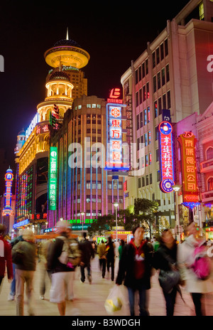 Menschen beim Einkaufen. Nanjing Road, Shanghai, China. Stockfoto