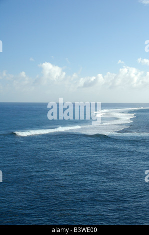 Südpazifik, Französisch-Polynesien, Moorea, Opunohu Bay. Riff, das der Insel Moorea umgibt. Stockfoto