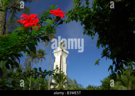 Südpazifik, Französisch-Polynesien, Tahiti. Hibiskus vor Venus Point Lighthouse (aka Pointe Venus). Stockfoto