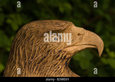 Rotmilan Holzskulptur im Garwnant Wald Zentrum Brecon Beacons National Park. Stockfoto