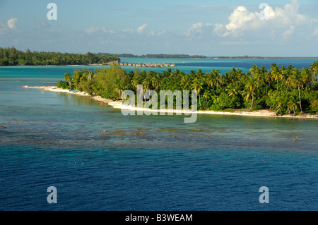 Französisch Polynesien, Bora Bora. Teavanui Pass, nur Zugang durch Riff. Pearl Beach Resort auf der kleinen Riff Insel in Ferne Stockfoto
