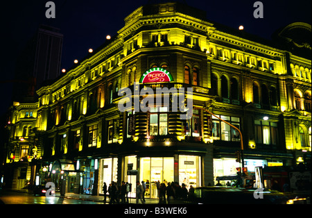 Buenos Aires, Argentinien, Galerias Pacifico Shopping-Center in der Dämmerung. Stockfoto