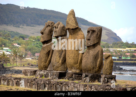 Chile, Osterinsel (aka Rapa Nui). Hanga Roa, Osterinsel die einzige Stadt. Gruppe von Stein Moai. Stockfoto