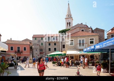 Hauptplatz und Kirche in Jelsa, Insel Hvar, Kroatien, Osteuropa Stockfoto