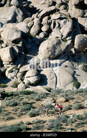 Mittleren Alters verheiratet paar Reiten Mountain-Bikes in der östlichen Sierra Mountains in Kalifornien, USA Stockfoto