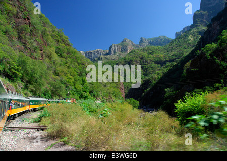 Mexiko, Chihuahua, Copper Canyon. Aussicht vom Touristenzug. Stockfoto