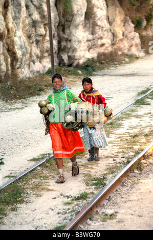 Mexiko, Chihuahua, Copper Canyon. Indianer verkaufen Körbe. Stockfoto