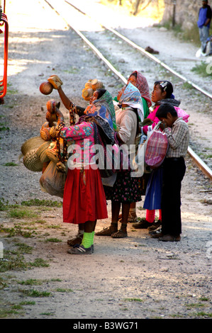 Mexiko, Chihuahua, Copper Canyon. Indianer verkaufen Körbe. Stockfoto