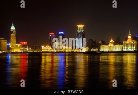 Blick über den Huangpu-Fluss in Richtung Bund, Stadtbild, Shanghai, China. Stockfoto