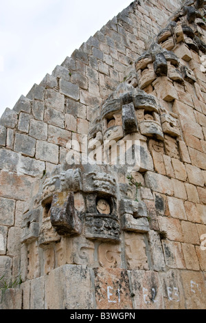 Mexiko, Yucatan, Uxmal. Eine abgeschrägte Ecke der Pyramide des Zauberers zeigt Mutiple Bilder der Chac, der Regengott Stockfoto