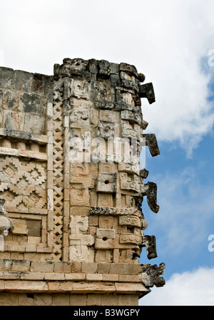 Nordamerika, Mexiko, Yucatan, Uxmal. Masken der Chac, der Regengott der Maya, an einer Ecke der Mauer ein Nonnenkloster Stockfoto