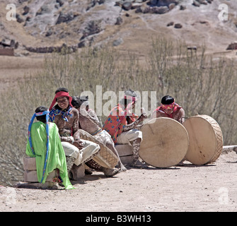 Tehuerichi, Mexiko. Musiker und Tänzer genannt Matachines warten auf den Anfang eines Tanzes gehalten, um Ostern zu feiern Stockfoto