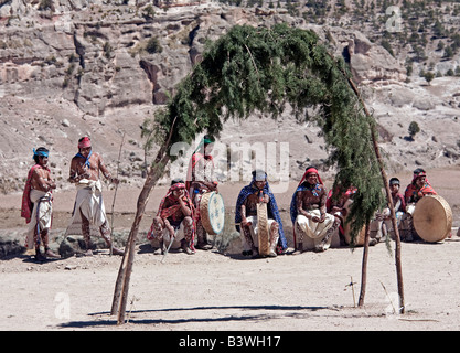 Tehuerichi - Mexiko. Tarahumara-Indianer, die darauf warten, einen Tanz teilnehmen statt feiern Ostern in Tehuerichi Stockfoto