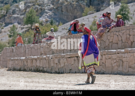 Tehuerichi - Mexiko. Teilnehmer in einem Tanz statt zu Ostern in Tehuerichi, einem Dorf in der Sierra Tarahumara feiern Stockfoto