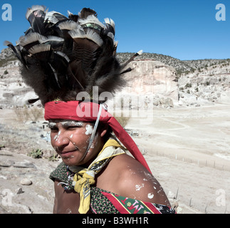 Tehuerichi, Mexiko. Teilnehmer in einem Tanz statt zu Ostern in Tehuerichi, einem Dorf in der Sierra Tarahumara feiern Stockfoto