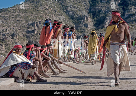 Tehuerichi - Mexiko. Teilnehmer in einem Tanz statt zu Ostern in Tehuerichi, einem Dorf in der Sierra Tarahumara feiern. Stockfoto