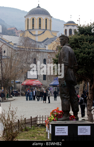 UCK-Kämpfer-Denkmal und verbrannte in 2004 durch Albaner St. Georgs-Kirche im Zentrum von Prizren, Kosovo. Stockfoto