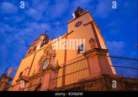 Mexiko, Guanajuato Staat Guanajuato. Basilika Colegiata de Nuestra Señora de Guanajuato Basilika (b.1696) - Abend Stockfoto