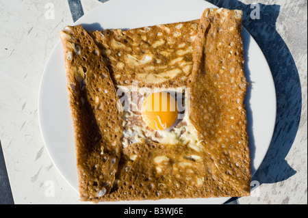 Galette de sarrasin complète, Buchweizencrepe mit Schinken, Käse und Spiegelei, französische bretonische Küche, Frankreich, Europa Stockfoto