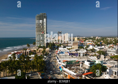 Mexiko, Sinaloa State, Mazatlan. Zona Dorada / Golden Hotel Zone-Hotels und Strand Playa Las Gaviotas Stockfoto