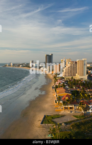 Mexiko, Sinaloa State, Mazatlan. Zona Dorada / Golden Hotelzone Playa Las Gaviotas Strand und Hotels / Sonnenuntergang Stockfoto