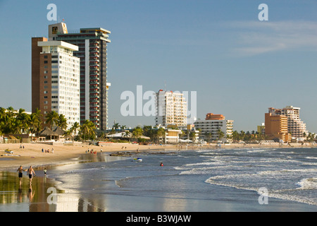 Mexiko, Sinaloa State, Mazatlan. Zona Dorado / Golden Hotel Zone-Hotels am Strand von Playa Las Gaviotas Stockfoto