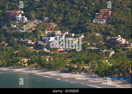 Mexiko, Guerrero, Zihuatanejo. Playa La Ropa-High Vantage Blick am Morgen Stockfoto