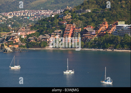 Mexiko, Guerrero, Zihuatanejo. Playa La Ropa-High Vantage Blick am Morgen Stockfoto