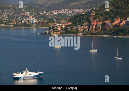 Mexiko, Guerrero, Zihuatanejo. Playa La Ropa-High Vantage Blick am Morgen Stockfoto