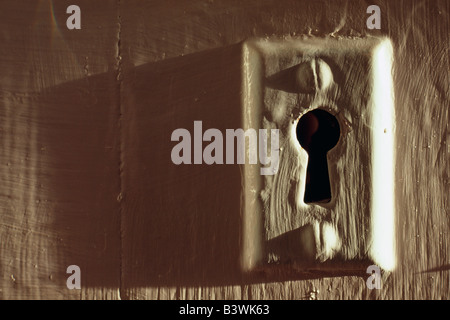 Nahaufnahme des Schlosses auf einer alten Holztür Stockfoto
