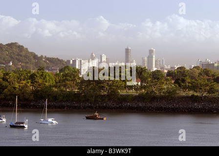 Mittelamerika, Panama, Panama City, Panama-Kanal. Ansicht von Panama City aus der Kanalzone. Stockfoto