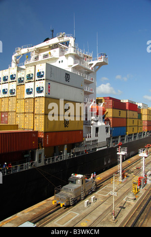 Mittelamerika, Panama, Panama-Kanal. Containerschiff Transit der Miraflores-Schleuse. Stockfoto