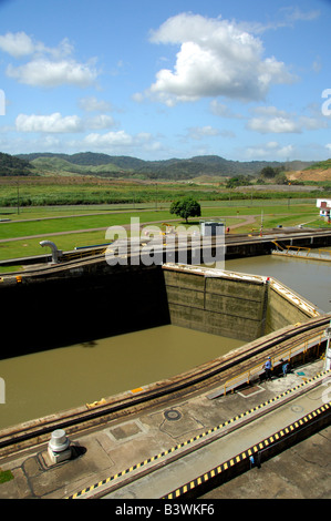 Mittelamerika, Panama, Panama-Kanal. Übersicht über leere Schleuse von Pedro Miguel. Stockfoto