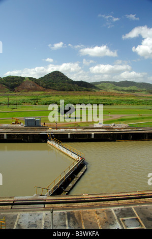 Mittelamerika, Panama, Panama-Kanal. Übersicht über leere Schleuse von Pedro Miguel. Stockfoto