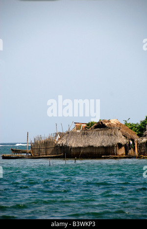 Mittelamerika, Panama, Karibik, San Blas Inseln (aka Kuna Yala). Typische Häuser auf den San Blas Inseln. Stockfoto