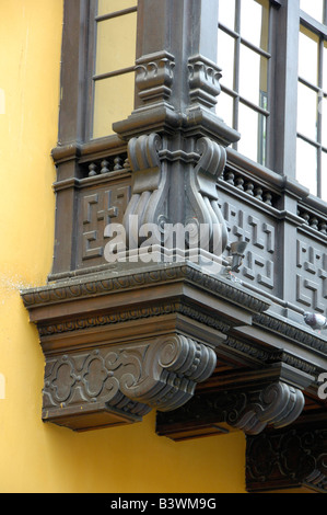 Südamerika, Peru, Lima. Plaza de Armas (aka Plaza Mayor), Detail des maurischen Balkon. Stockfoto