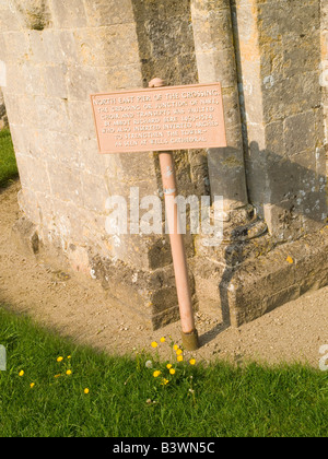 Ein Schild mit der Aufschrift "North East Pier des Grenzübergangs" auf dem Gelände der Abtei von Glastonbury, Somerset England UK Stockfoto