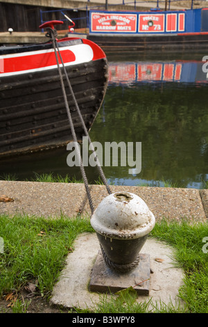 schmale Boot gebunden zu einem Liegeplatz-Beitrag auf der Seite der Grand Union Canal bei Harefield West London UK Stockfoto