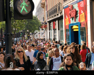 Oxford Street London UK an einem schönen Tag mit vielen Menschen-Frauen einkaufen Stockfoto