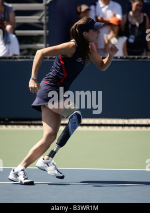 Behinderte Ballmädchen Kelly Bruno(24) sprintet über den Hof an die US Open Tennis Championships Stockfoto