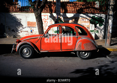 Citroen 2CV auf Citroen 2CV Straße. Stockfoto