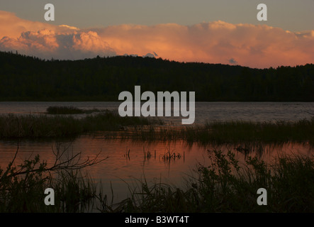 Die Sonne geht über der See der zwei Flüsse im Algonquin Provincial Park in Ontario, Kanada. Stockfoto