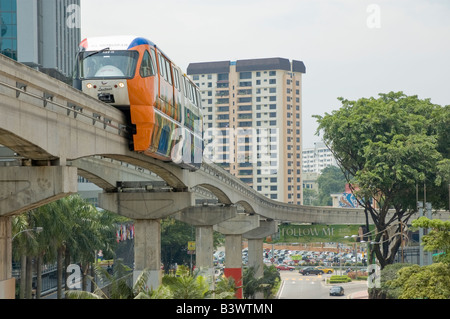 Einschienenbahn auf Jalan Sultan Ismail, nähert sich Bukit Bintang entfernt von Jalan Imbi. Stockfoto