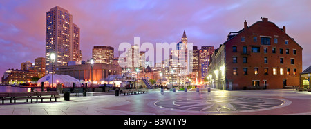 Skyline von Boston in der Nacht entnommen Long Wharf Blick zurück in Richtung der Stadt Stockfoto