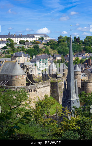 Stadt Skyline mit St Sulpice Kirche Kirchturm und Schloss Fougères Brittany France Stockfoto